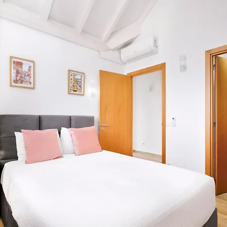 Sunny House With Patio, Walk To Attractions Feriehus *