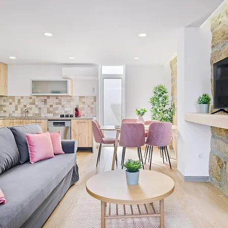 Sunny House With Patio, Walk To Attractions Feriehus
