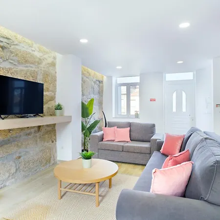 Feriehus Sunny House With Patio, Walk To Attractions *