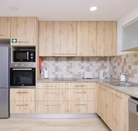 Feriehus Sunny House With Patio, Walk To Attractions *