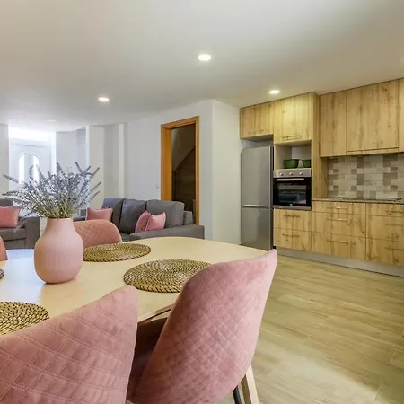 Holiday home Sunny House With Backyard, Walk To Everything