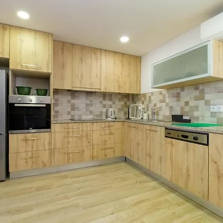 Holiday home Sunny House With Backyard, Walk To Everything *