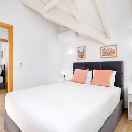 Sunny House With Patio, Walk To Attractions