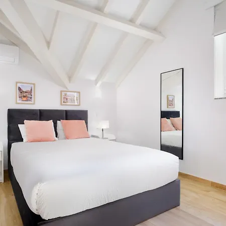 Hébergement de vacances Sunny House With Patio, Walk To Attractions