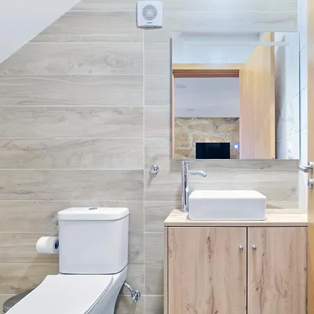 Sunny House With Patio, Walk To Attractions *