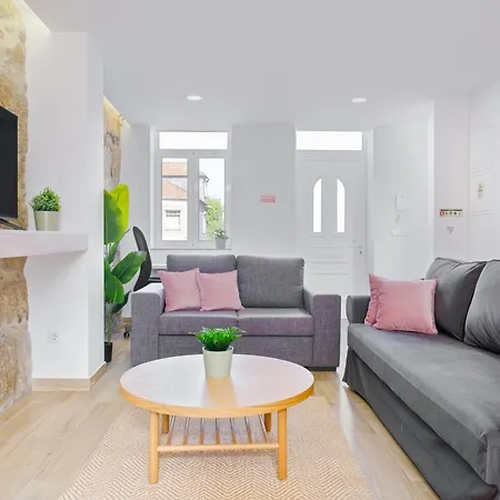 Sunny House With Patio, Walk To Attractions *