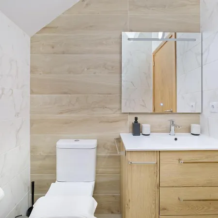 Sunny House With Patio, Walk To Attractions Сasa de vacaciones