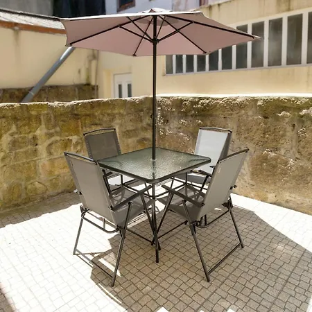 Sunny House With Patio, Walk To Attractions