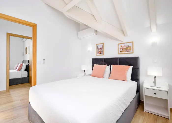 Sunny House With Patio, Walk To Attractions