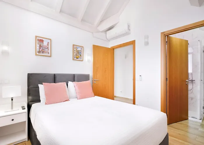 Sunny House With Patio, Walk To Attractions Nyaraló *