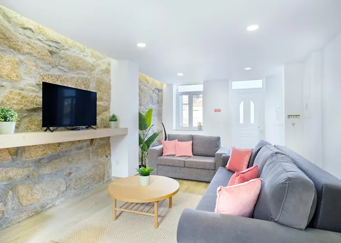 Nyaraló Sunny House With Patio, Walk To Attractions *