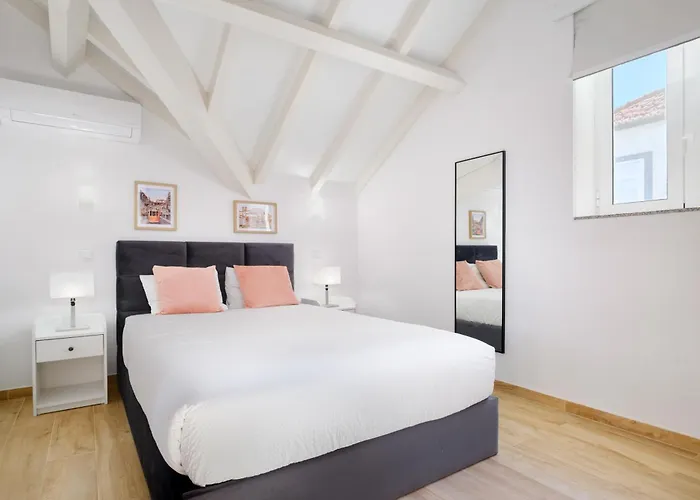 Nyaraló Sunny House With Patio, Walk To Attractions