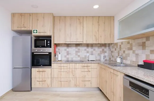 Nyaraló Sunny House With Patio, Walk To Attractions *