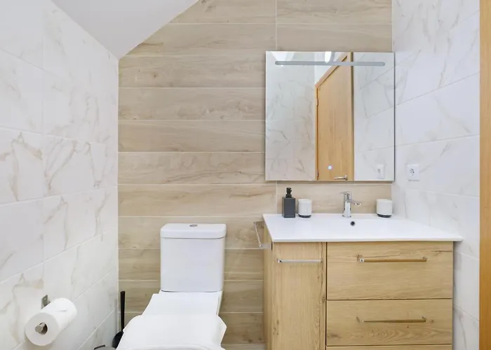 Sunny House With Patio, Walk To Attractions Nyaraló